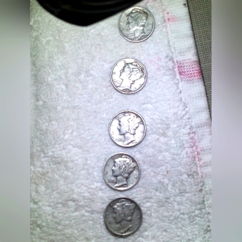 Non-graded set of five 19 41 through 1945 Mercury dime s